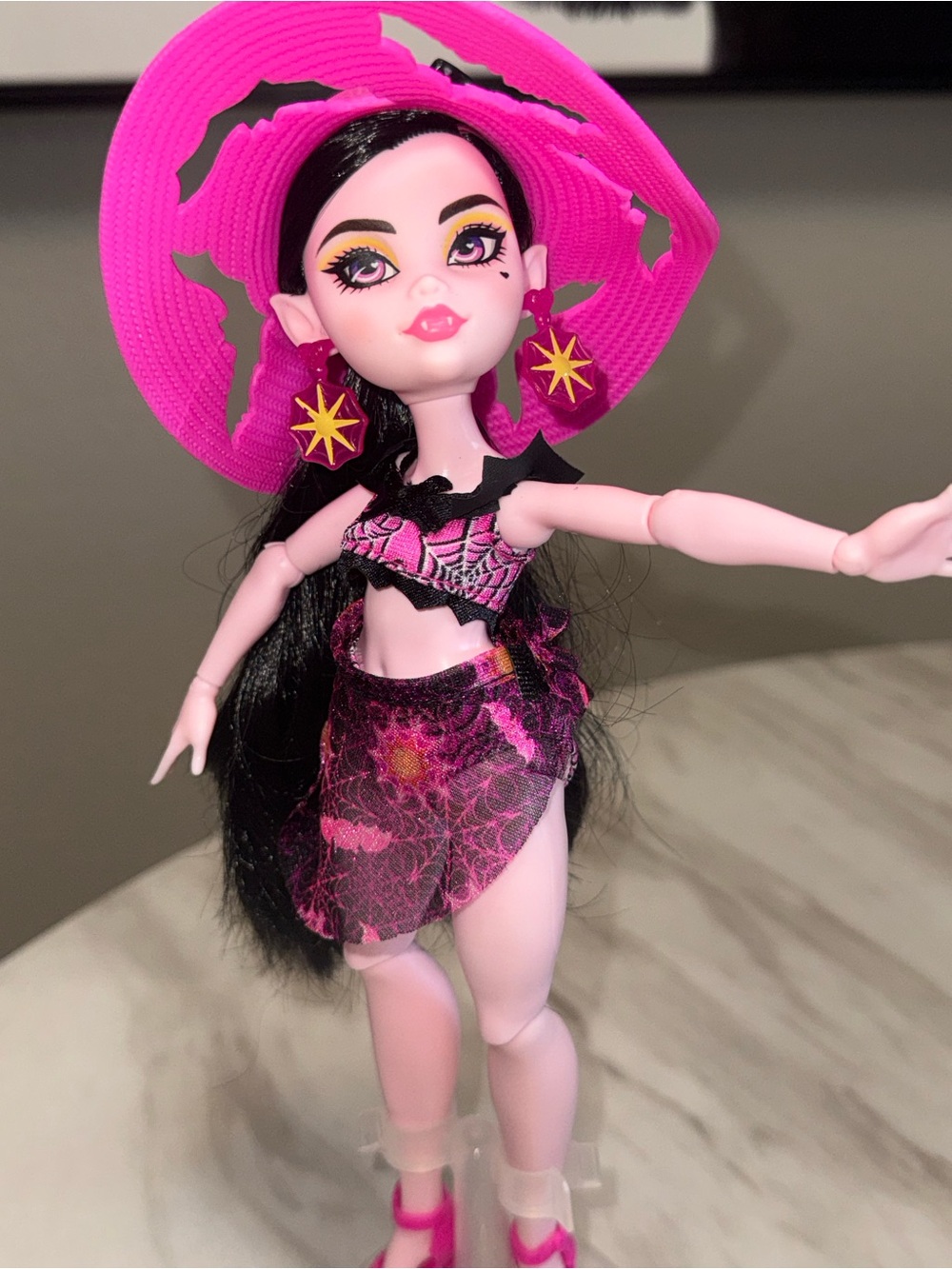 Monster high Scare-Adise Island Draculaura Doll wearing pink swimsuit